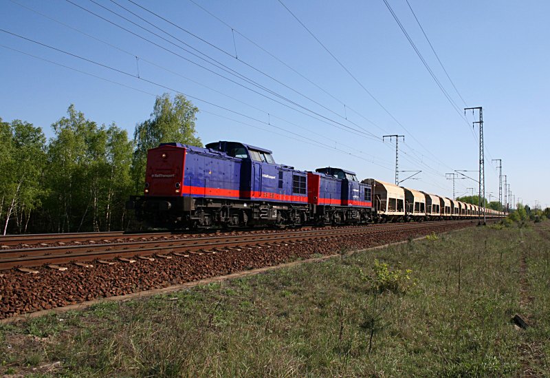 Zweimal RailTransport mit 203 506-1, hintere Lok ist 745 501-7 (92 54 2 745 501-7 CZ-RTT) und Tadds-Wagen von TRANSCHEM (PKP). Tschechisches Unternehmen mit polnischen Wagen in Deutschland. Das hat was (Berlin Wuhlheide, 21.04.2009).